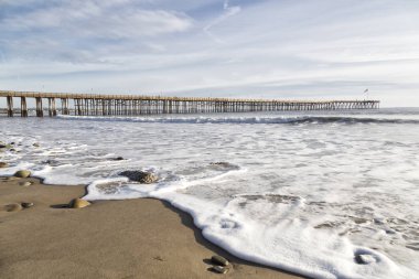 Kıyı şeridi dalgalarda