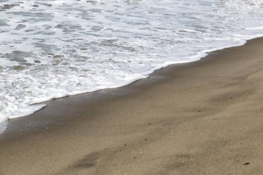 Kıyı şeridi dalgalarda