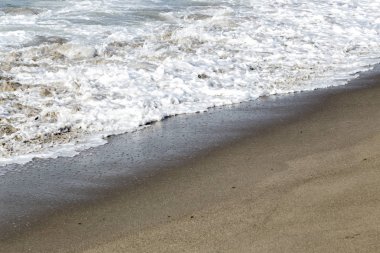 Kıyı şeridi dalgalarda