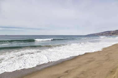 Kıyı şeridi dalgalarda