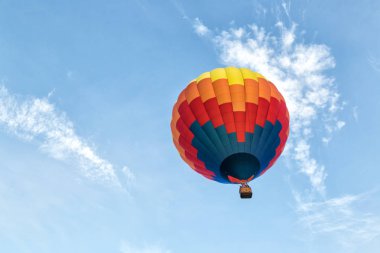 Sıcak hava balonu gökyüzüne üzerinde