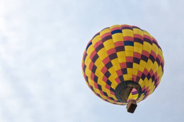 Sıcak hava balonu gökyüzüne üzerinde