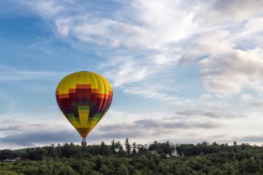 Sıcak hava balonu gökyüzüne üzerinde