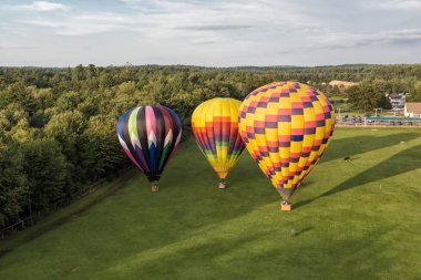 Sıcak hava balonu gökyüzüne üzerinde