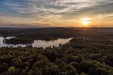 Gölün üzerinde güzel bir gün batımı