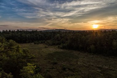 Gölün üzerinde güzel bir gün batımı