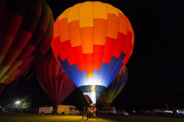 Gece zaman sıcak hava balonu