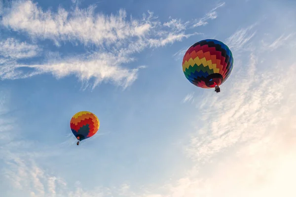 Sıcak hava balonu gökyüzüne üzerinde