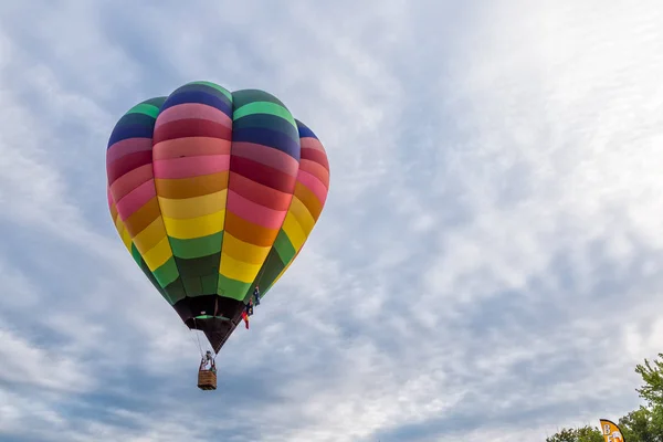 Αερόστατο Ζεστού Αέρα Πάνω Από Τον Ουρανό — Φωτογραφία Αρχείου