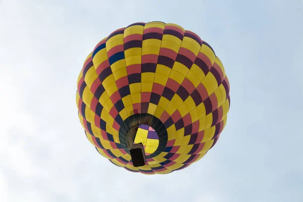 Sıcak Hava Balonu Gökyüzüne Üzerinde — Stok fotoğraf