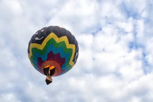 Der Heißluftballon Über Dem Himmel lizenzfreie Stockfotos