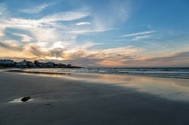 Kumsalda gün batımı