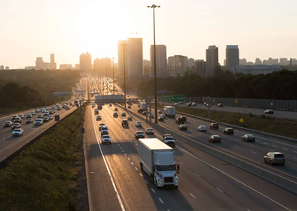 Blick Auf Den Viel Befahrenen Highway 401 Toronto Canada Mit Stockfoto