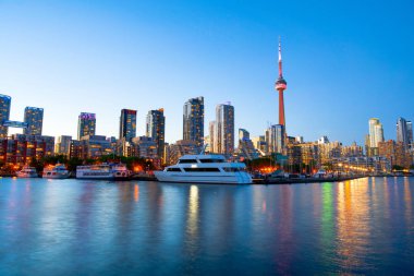 Sokak lambaları, buldings ve yahts gün batımında marina Quay west downtown Toronto bir görünümde