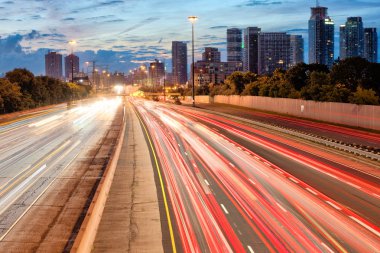 Otoyol Gardiner Expressway Toronto Ontario arka lambalar ve binalar güneş doğmadan önce şafakta