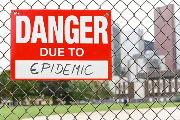 Označení Nebezpečí Důsledku Epidemie Připojené Plot Přední Části Města — Stock fotografie