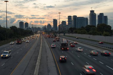 Otoyol Gardiner Expressway Toronto Ontario arka lambalar ve binalar güneş doğmadan önce şafakta
