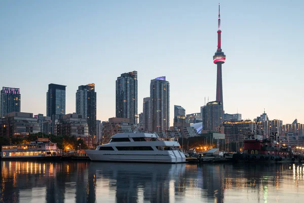 Ein Blick Auf Toronto Innenstadt Und Turm Über Dem Yachthafen — Stockfoto