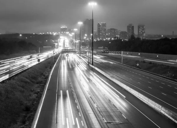 Blick Auf Den Highway 401 Toronto Schwarz Weiß Bei Nieselregen lizenzfreie Stockbilder