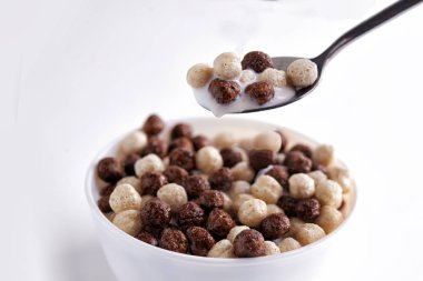 Çikolatalı Mısır gevreği topları ve süt