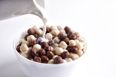 Çikolatalı Mısır gevreği topları ve süt