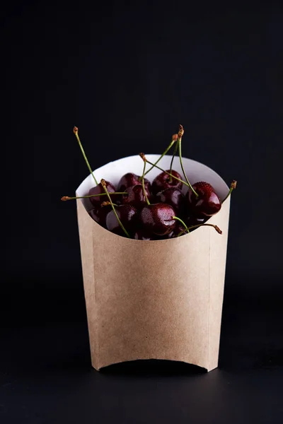 Sweet Cherry Papírové Tašce Tmavém Pozadí — Stock fotografie