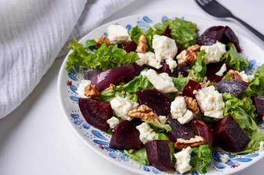 salata etmek beetrooy, peynir ve fındık