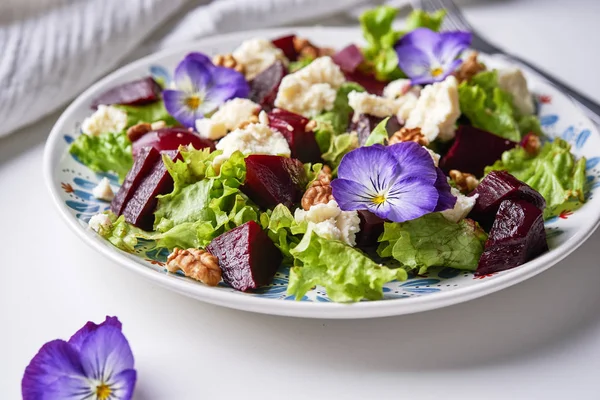 salata etmek beetrooy, peynir ve fındık