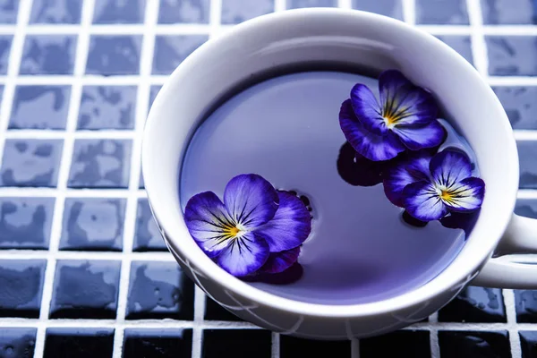 Cup of butterfly pea tea — Stock Photo, Image