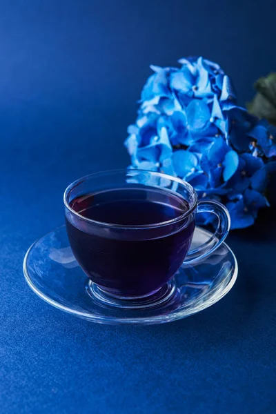 Чашка чая из бабочек гороха — стоковое фото