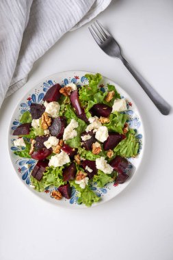 salata etmek beetrooy, peynir ve fındık