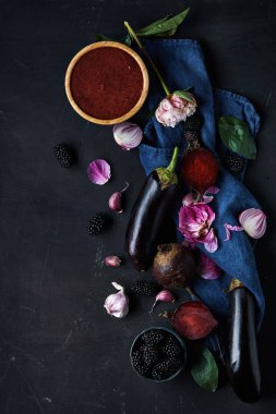 Mor sebze ile natürmort