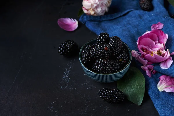 Amora fresca na tigela — Fotografia de Stock