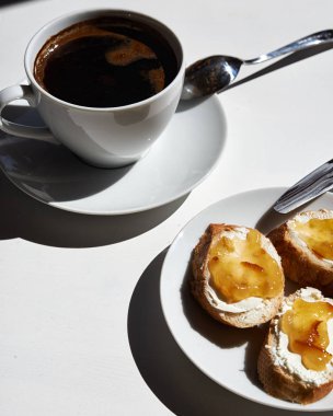 Ekmek ve reçelli kahvaltı