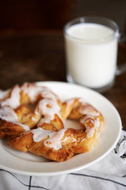 tatlı tuzlu kraker ve süt