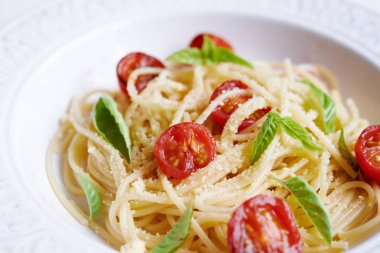 pasta bacil ve domates ile