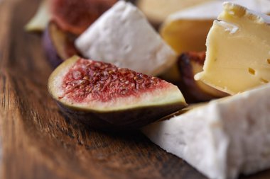 Yumuşak peynir ve incir 