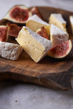 Yumuşak peynir ve incir 