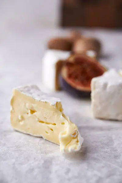 Camamber cheese and fresh figs — Stock Photo, Image