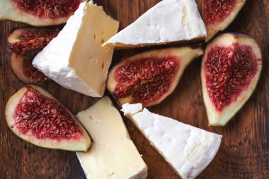 Yumuşak peynir ve incir 