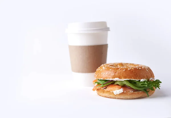 Bagel con salmón y queso crema — Foto de Stock