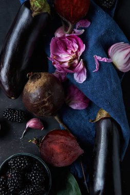 Mor sebze ile natürmort