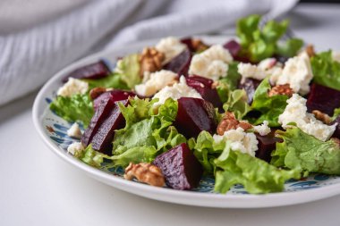 salata etmek beetrooy, peynir ve fındık
