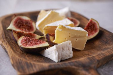 Yumuşak peynir ve incir 