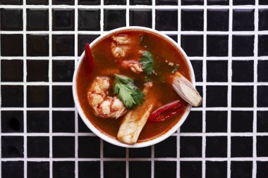 çorba tom yum karides ile