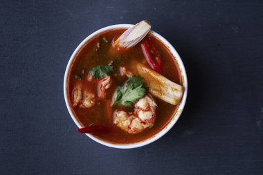 çorba tom yum karides ile