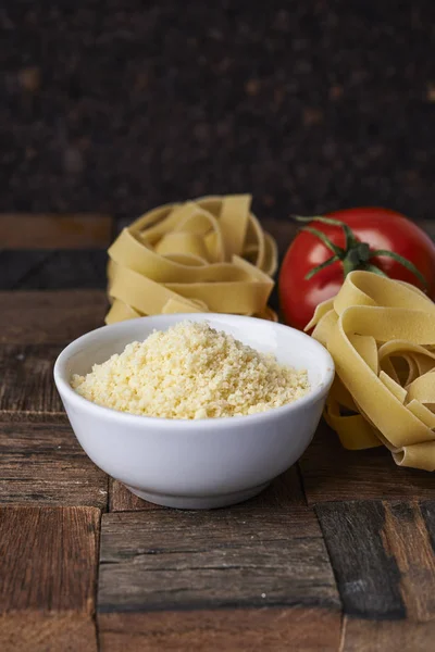 Trockenkäse und Fetuccini — Stockfoto