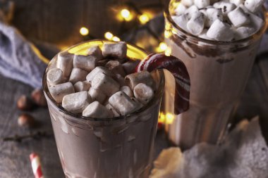 Kakao ve hatmi tepesi ile gözlük