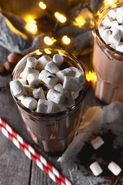 Copos com cacau e cobertura de marshmallow — Fotografia de Stock