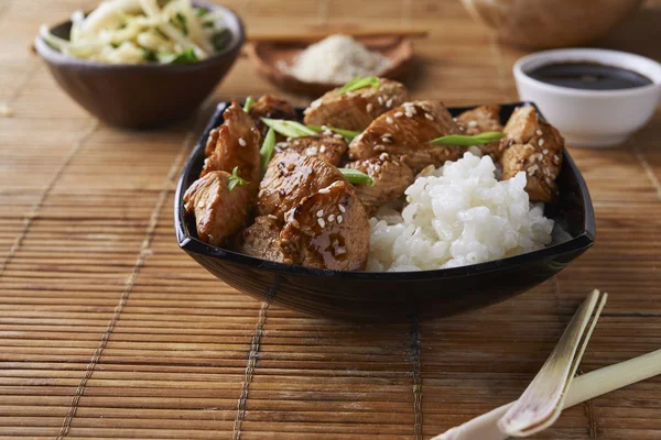 Csirke és rizs ázsiai stílusban — Stock Fotó